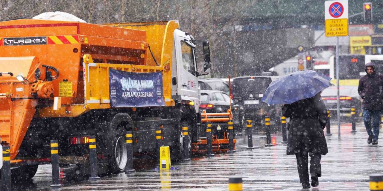 ŞİŞLİ’DE KARLA MÜCADELE ARALIKSIZ DEVAM EDİYOR