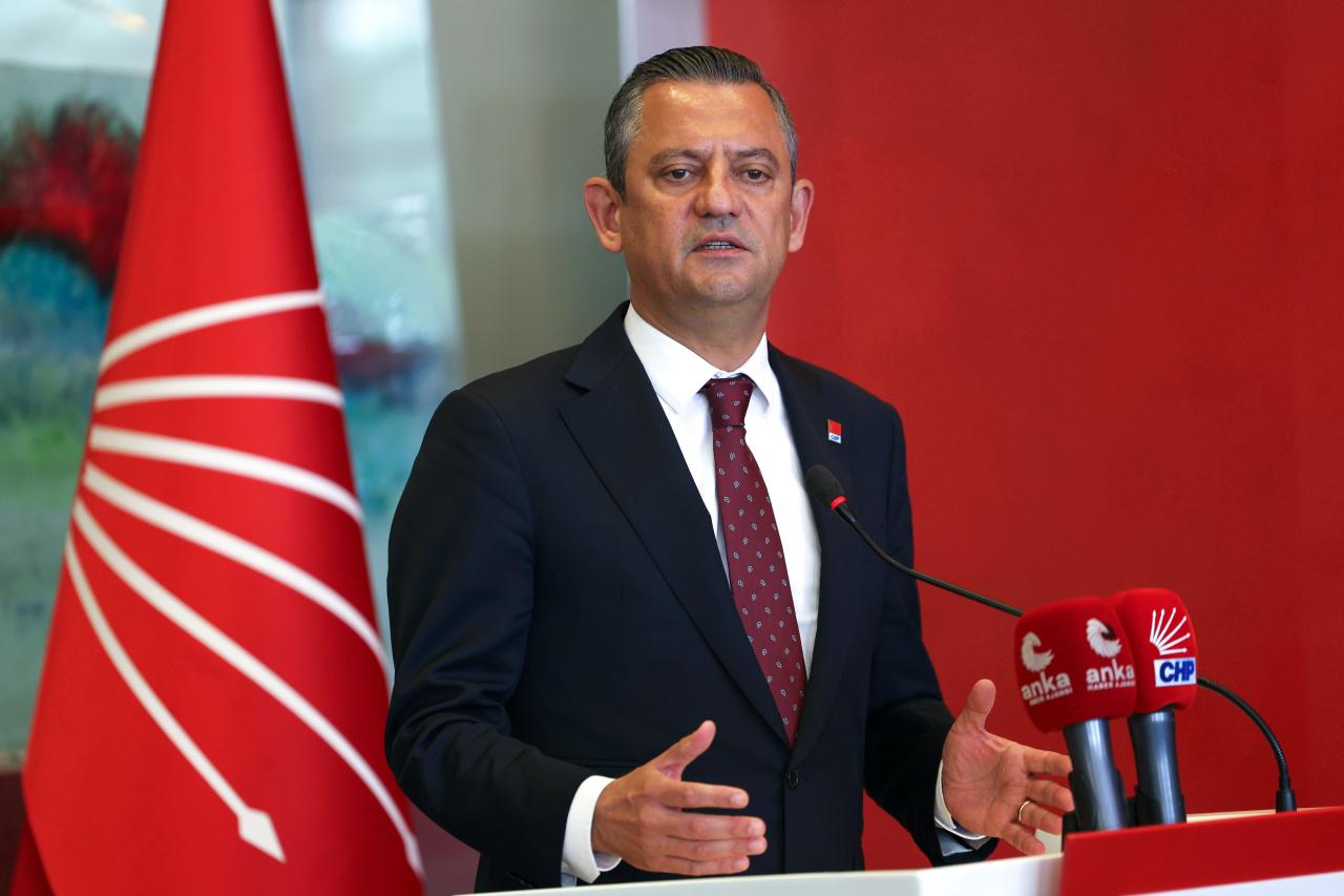 CHP Lideri Özgür Özel'den TÜSİAD Başkanı Turan ve YİK Başkanı Aras'a Yurt Dışı Çıkış Yasağı Verilmesine Tepki