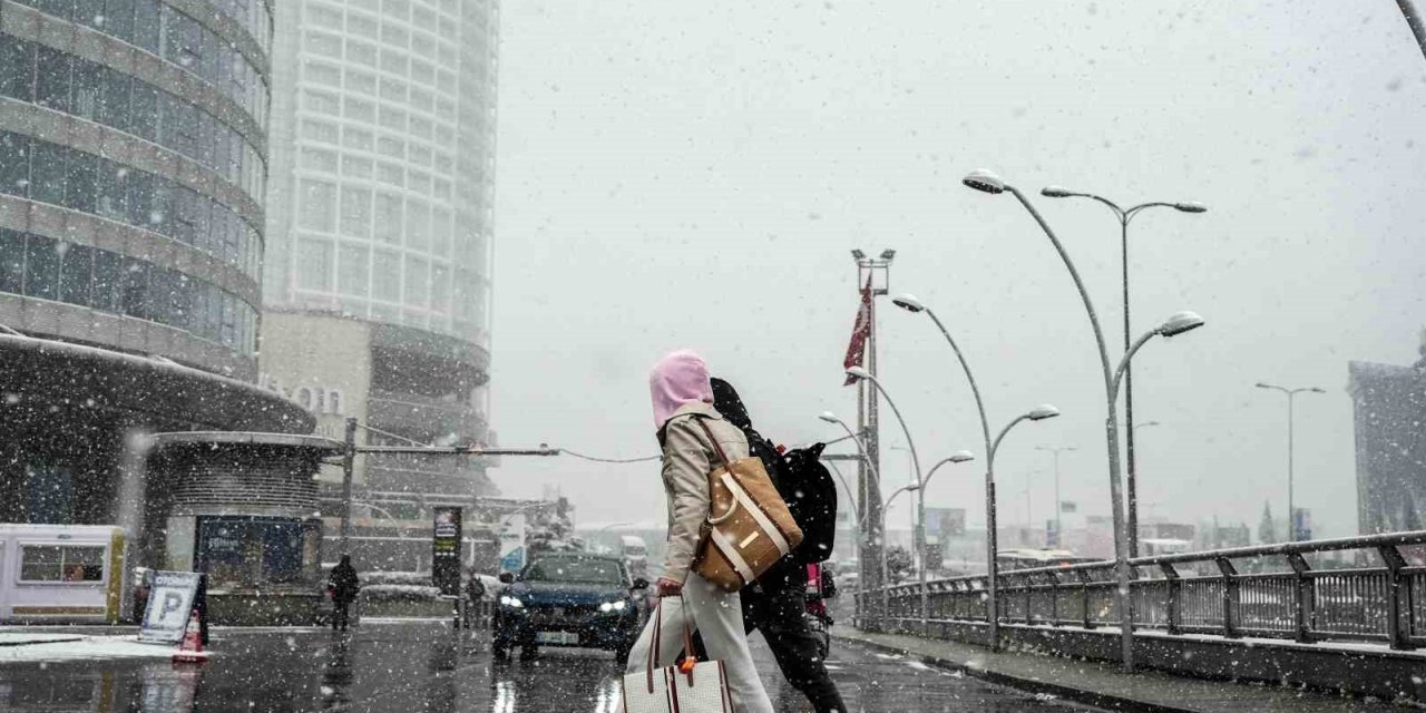 BAŞAKŞEHİR’DE KAR ALTINDA SCOOTER KEYFİ