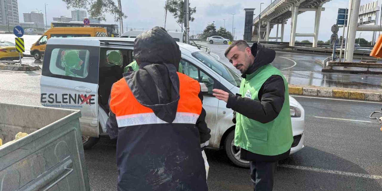 BÜYÜKÇEKMECE’DE SOKAKTA YAŞAYAN ADAMA BELEDİYE EKİPLERİ SAHİP ÇIKTI