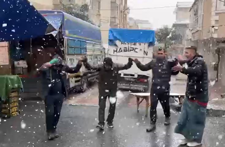 KÜÇÜKÇEKMECE’DE PAZARCILARIN KAR KEYFİ