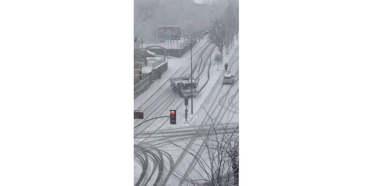 PENDİK’TE KARLI YOLDA KONTROLDEN ÇIKAN KAMYON YOKUŞ AŞAĞI KAYDI