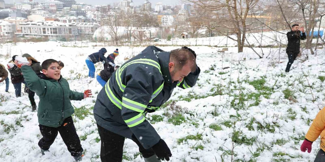 ARNAVUTKÖY BELEDİYE BAŞKANI ÇOCUKLARLA KARTOPU OYNADI