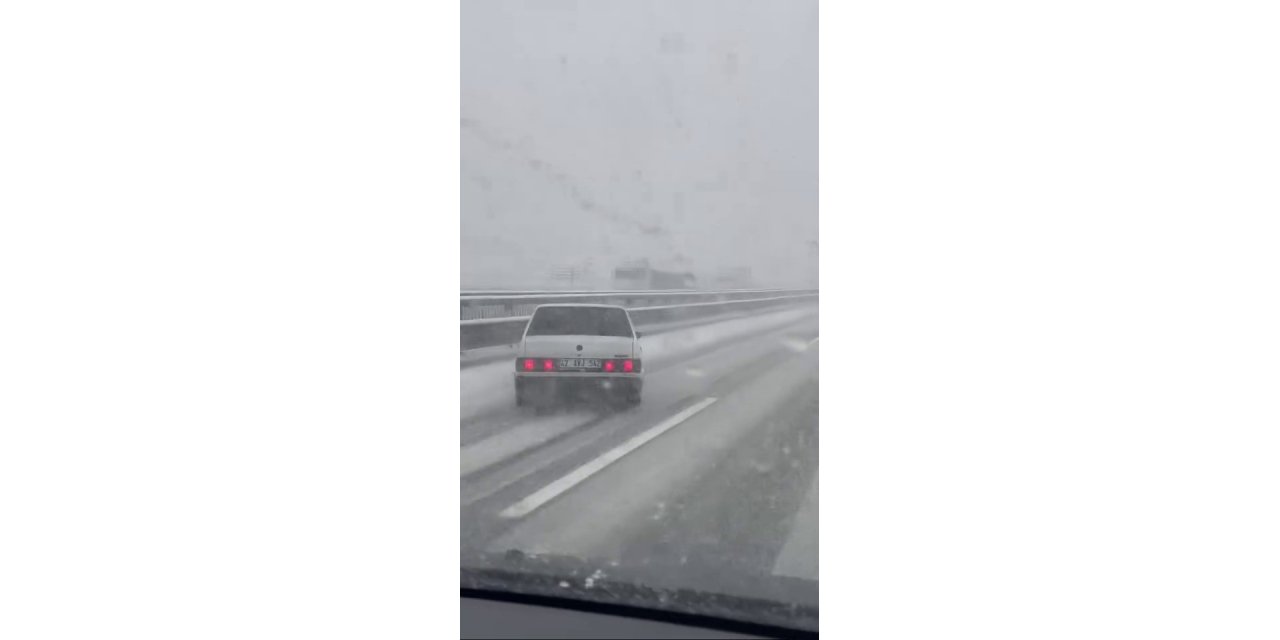 SABİHA GÖKÇEN HAVALİMANI YOLUNDA KAZA: KAYAN ARAÇ DEMİR BARİYERLERE ÇARPTI