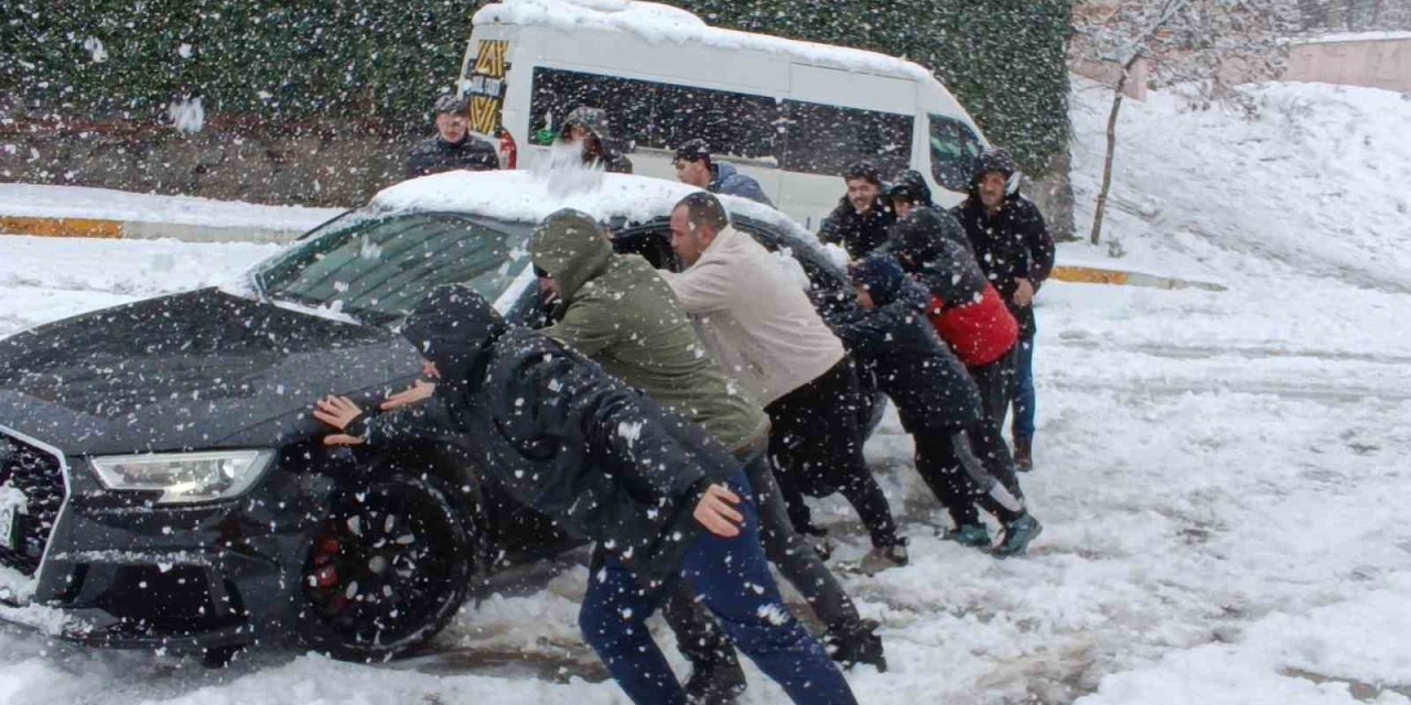 KARTAL’DA KARDA MAHSUR KALAN ARAÇ SÜRÜCÜSÜNÜN İMDADINA VATANDAŞLAR YETİŞTİ