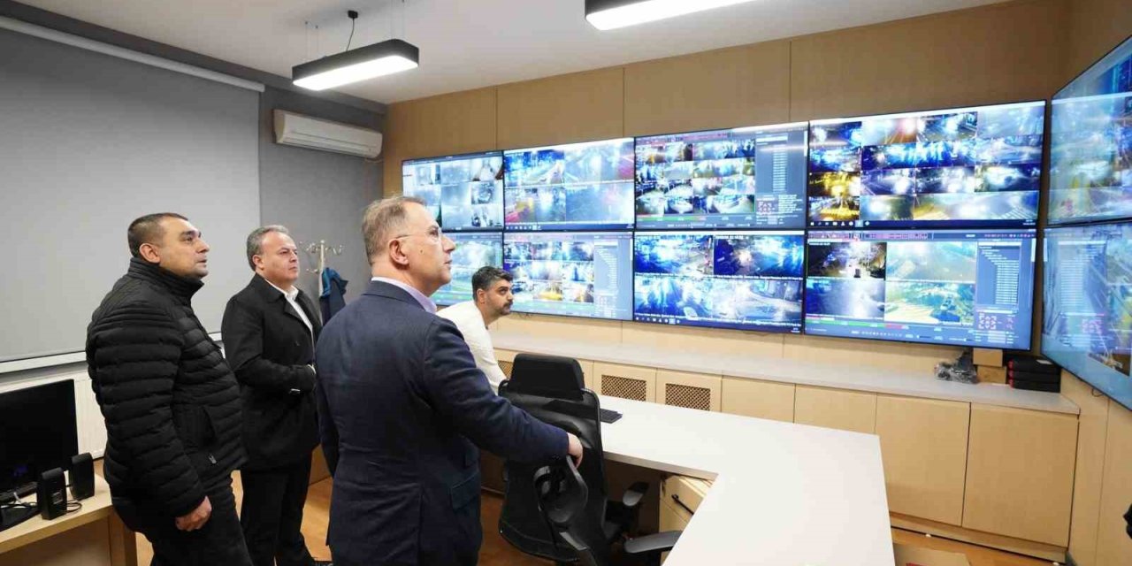 BEYLİKDÜZÜ BELEDİYESİ KARLA MÜCADELEDE TAM KAPASİTE SAHADA