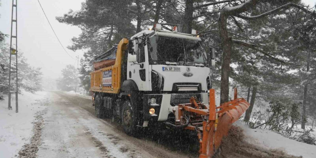 KARTAL BELEDİYESİ EKİPLERİ KARLA MÜCADELE ÇALIŞMALARINI ARALIKSIZ SÜRDÜRÜYOR