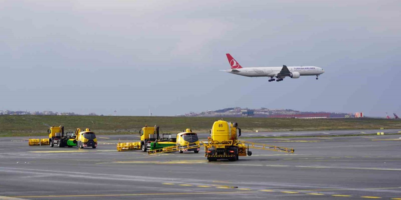 İSTANBUL HAVALİMANI’NDA KARLA MÜCADELE ÇALIŞMASI