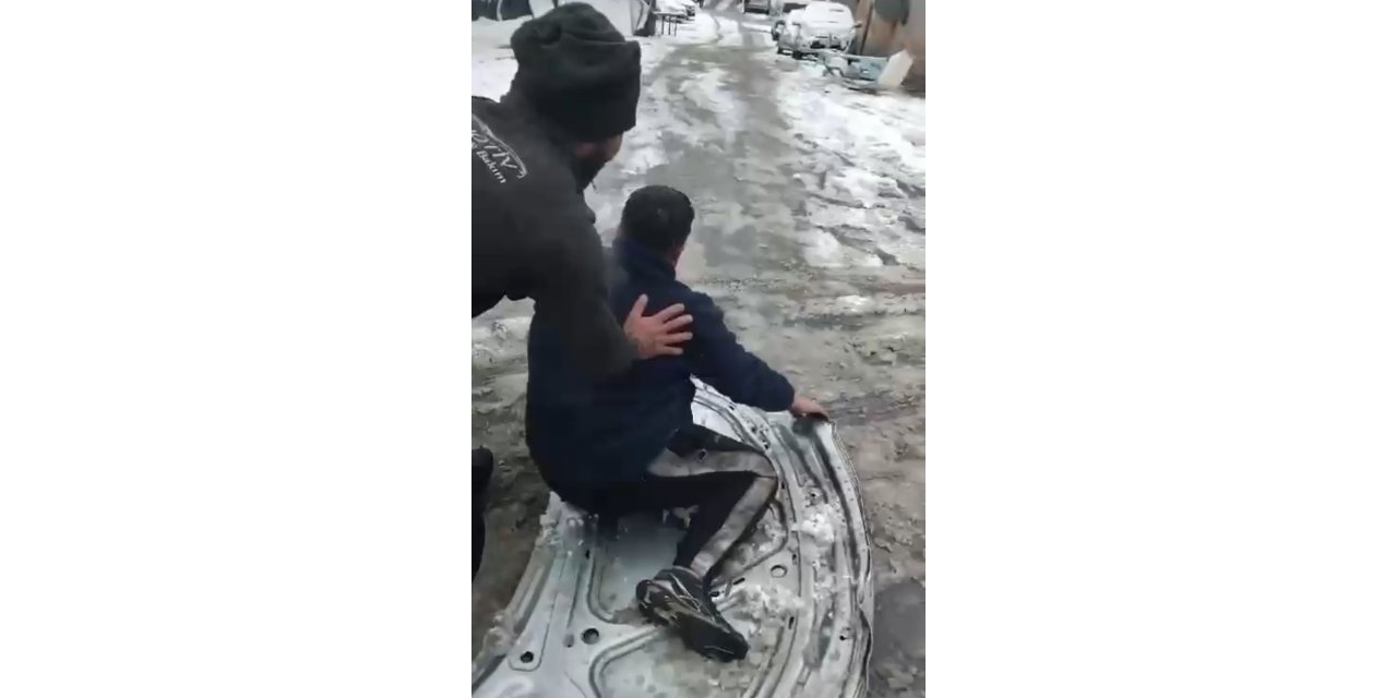 PENDİK’TE GENÇLERİN KAR EĞLENCESİ: ARAÇ KAPORTASIYLA KAYDILAR