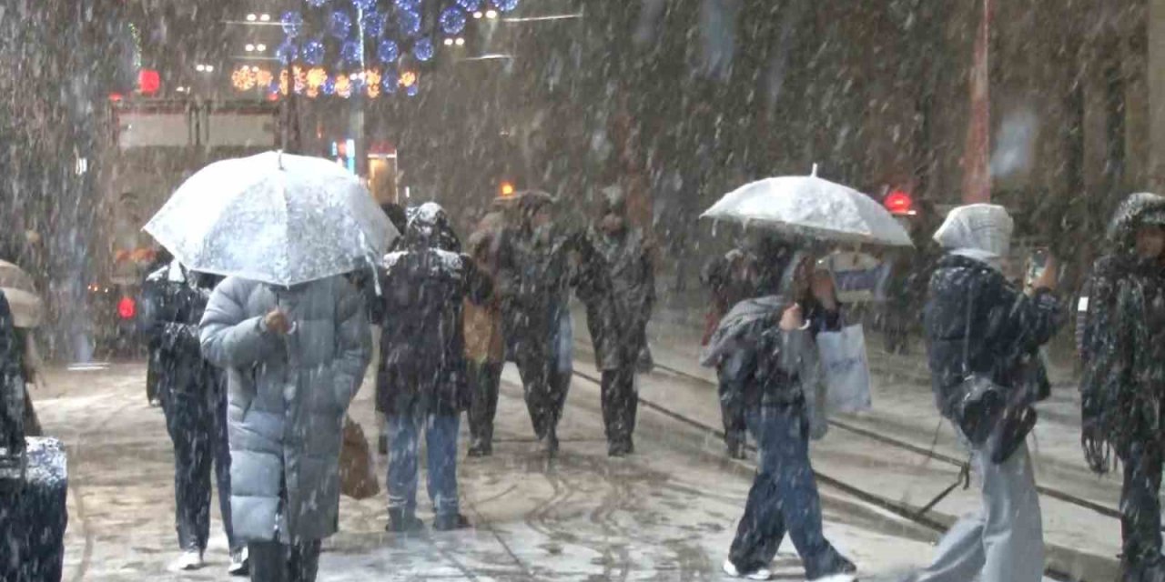 TAKSİM’DE KAR YAĞIŞI GECE SAATLERİNDE ETKİSİNİ GÖSTERDİ