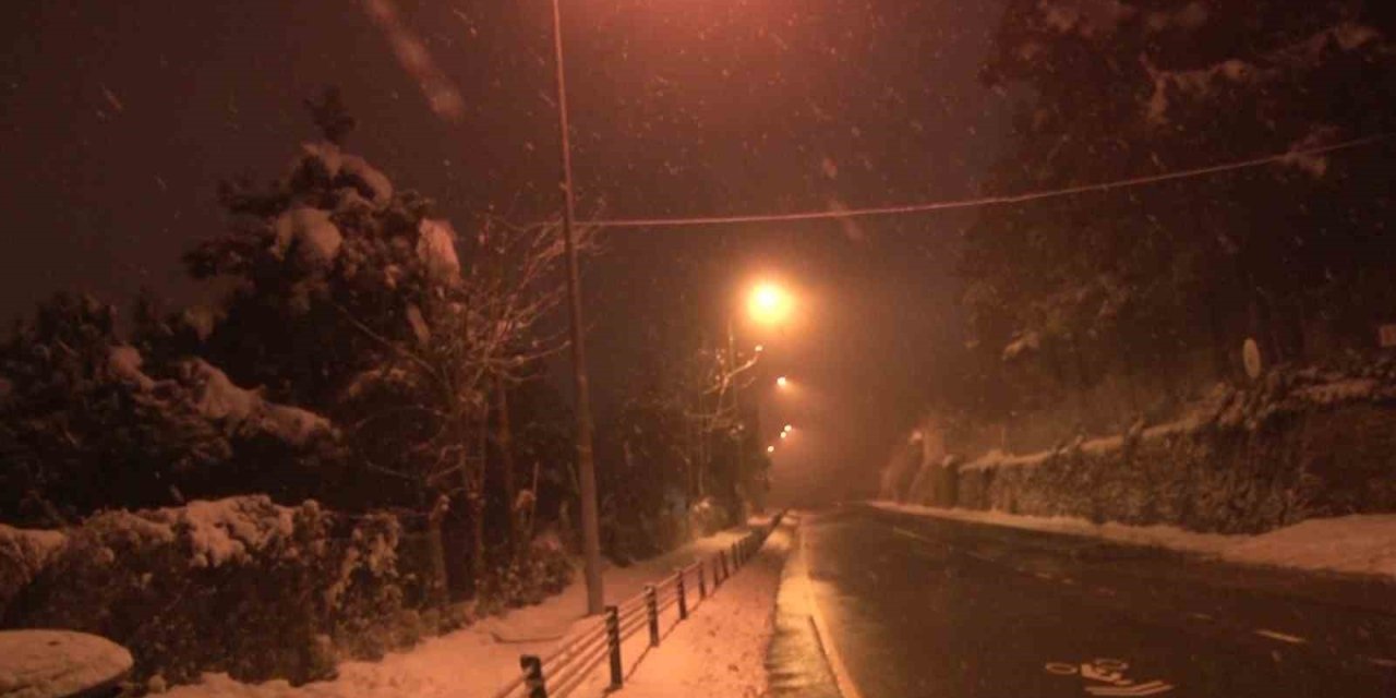 İSTANBUL’DA GECE SAATLERİNDE KAR YAĞIŞI ETKİLİ OLDU