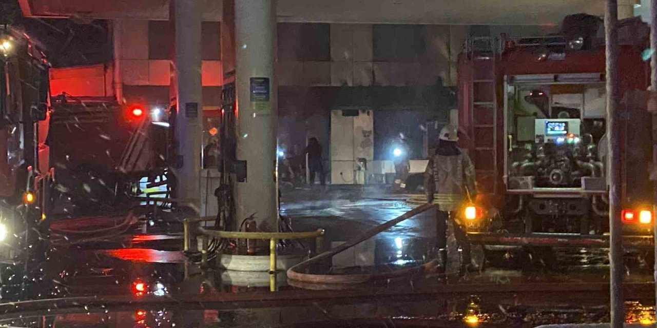 ZEYTİNBURNU’NDA BİR AKARYAKIT İSTASYONU MARKETİNDE ÇIKAN YANGIN PANİĞE NEDEN OLDU