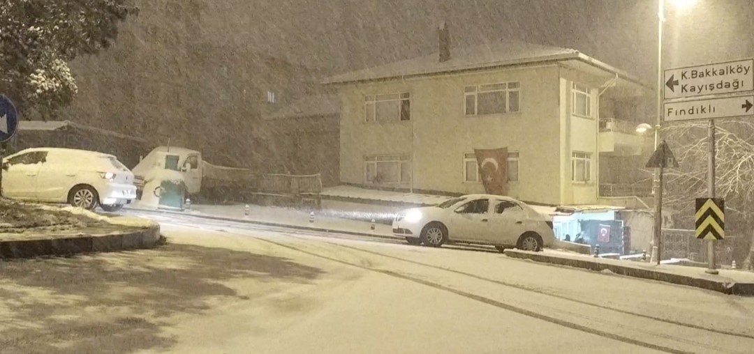 İSTANBUL HAFTANIN SON GÜNÜNE KARLA UYANDI