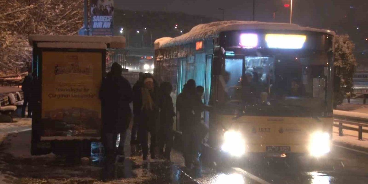 İSTANBUL’DA VATANDAŞLAR KAR YAĞIŞI ALTINDA İŞLERİNE GİTMEK İÇİN YOLA DÜŞTÜ