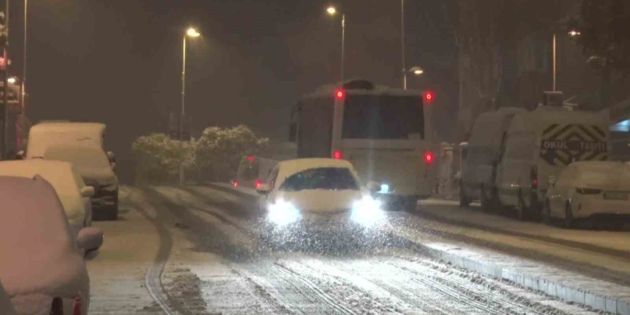 İSTANBUL GÜNÜN İLK SAATLERİNDE KARA TESLİM OLDU