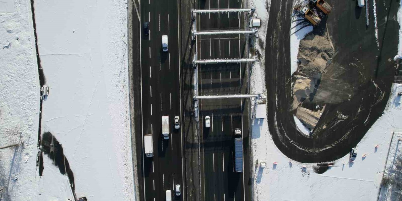 İSTANBUL’A KAR YAĞDI YOLLAR BOŞ KALDI