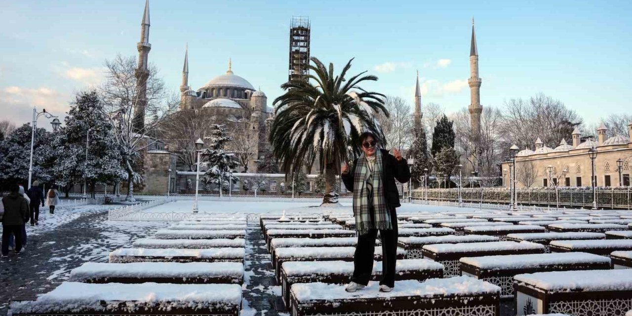 TARİHİ YARIMADA BEYAZA BÜRÜNDÜ, KARTPOSTALLIK MANZARA HAVADAN GÖRÜNTÜLENDİ
