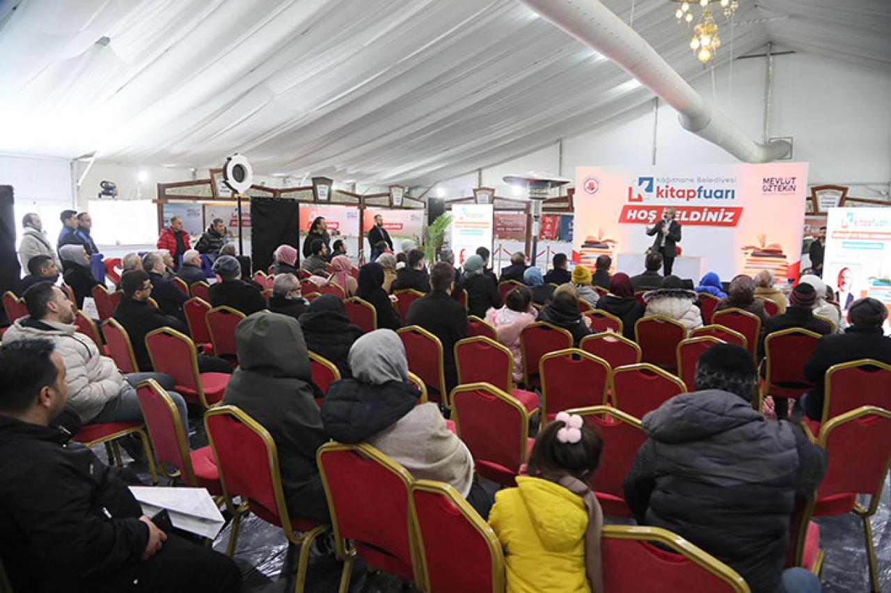 KÂĞITHANE KİTAP FUARI’NDA SÖYLEŞİLER VE İMZA GÜNLERİ YOĞUN İLGİ GÖRÜYOR