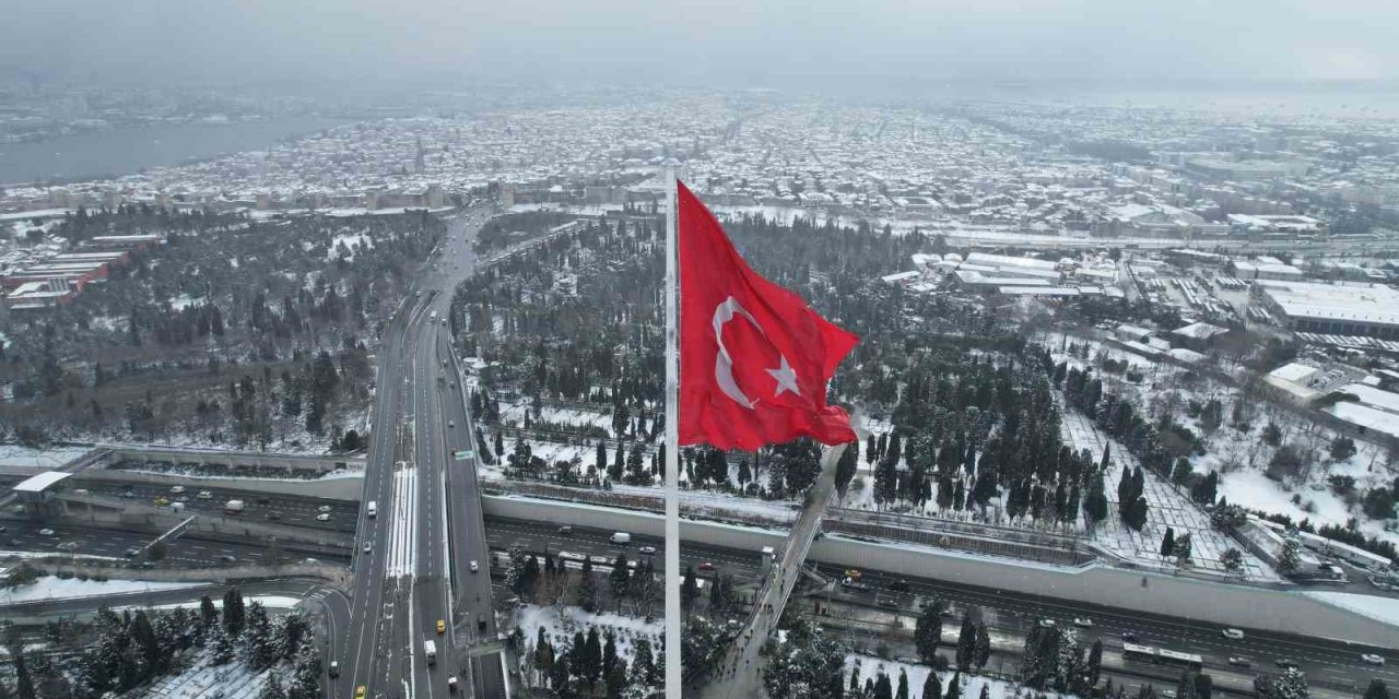 KARLA BÜTÜNLEŞEN EDİRNEKAPI ŞEHİTLİĞİ’NDEKİ DEV TÜRK BAYRAĞI HAVADAN GÖRÜNTÜLENDİ