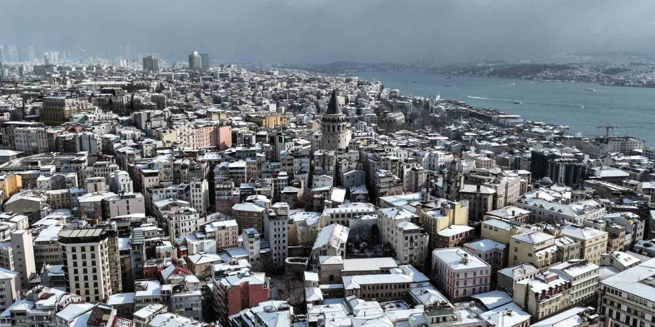 İSTANBUL’UN TARİHİ SİMGELERİ BEYAZA BÜRÜNDÜ