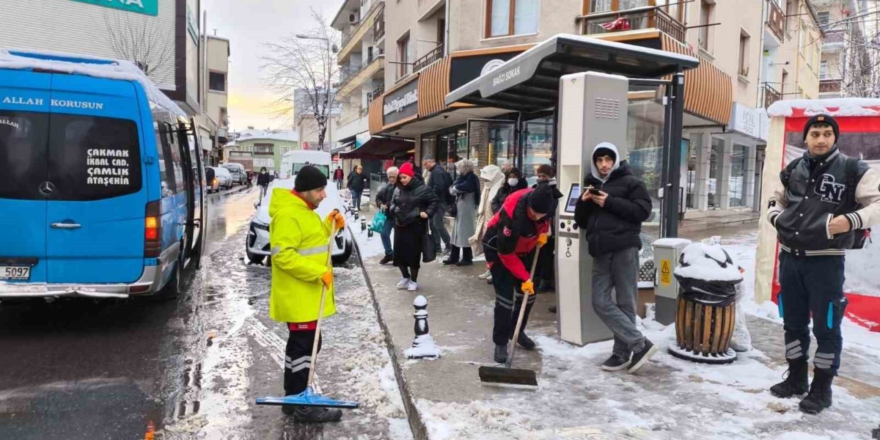 ÜMRANİYE BELEDİYESİ KAR TİMLERİ GÖREVE HAZIR: İLÇE GENELİNDE KESİNTİSİZ MÜCADELE