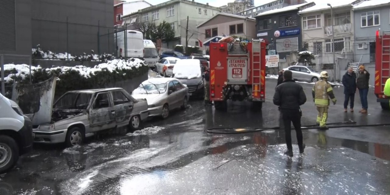 ŞİŞLİ’DE ALEV ALEV YANAN OTOMOBİLE YANGIN SÖNDÜRME TÜPÜYLE MÜDAHALE KAMERADA