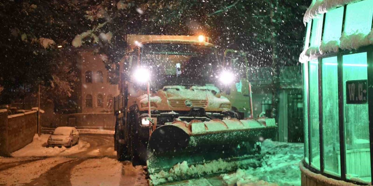TUZLA BELEDİYESİ’NDEN KARLA MÜCADELEDE ÖRNEK ÇALIŞMA