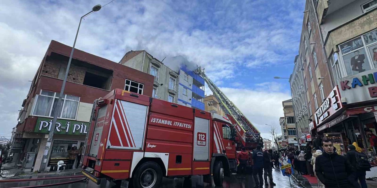 ARNAVUTKÖY’DE KORKUTAN YANGIN, ÇATI ALEV ALEV YANDI