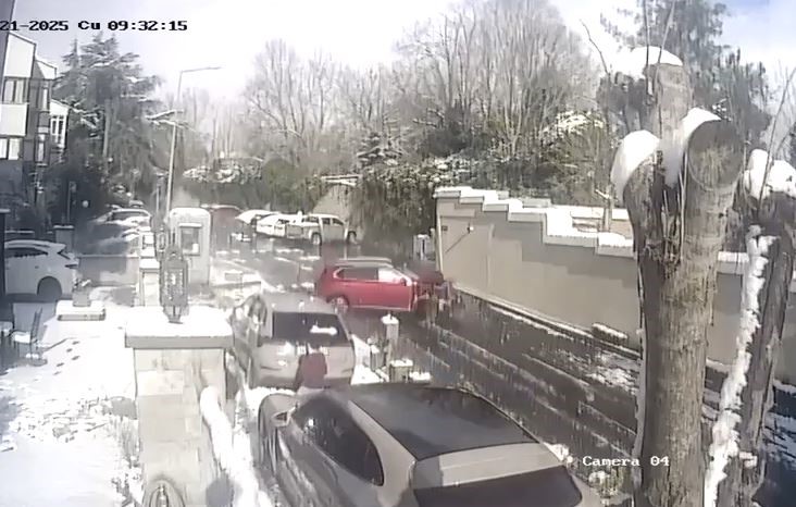 SARIYER’DE FECİ KAZA KAMERADA: KAYAN CİP ÖNCE 4 ARACA ARDINDAN YAYAYA ÇARPTI