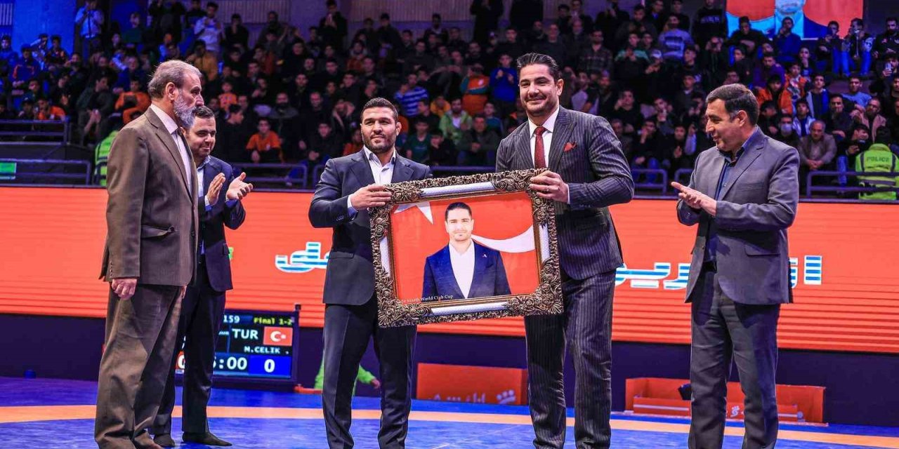 İRAN’DA MİLLİ GÜREŞÇİLERE BÜYÜK SEVGİ