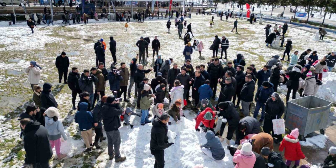 ARNAVUTKÖY’DE KAR FESTİVALİ RENKLİ GÖRÜNTÜLERE SAHNE OLDU