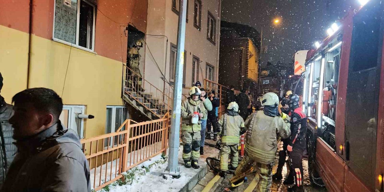KAĞITHANE’DE EVDE ÇIKAN YANGINDA 3 KİŞİ DUMANDAN ETKİLENDİ