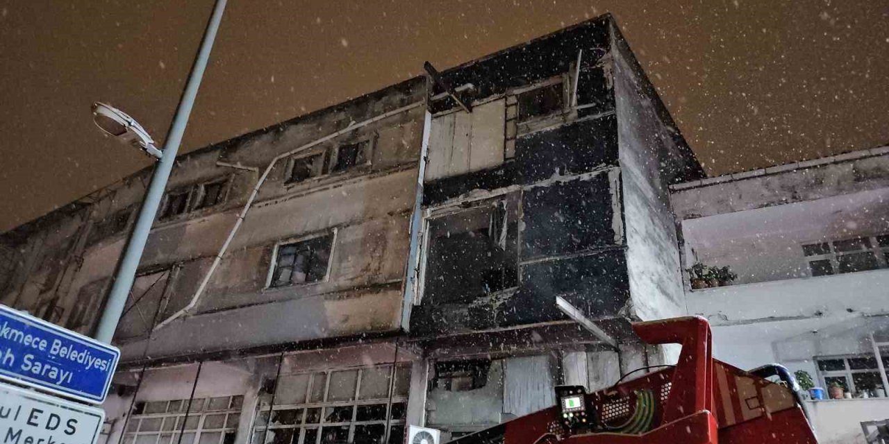 KÜÇÜKÇEKMECE’DE MOBİLYA ATÖLYESİNDEKİ YANGIN SÖNDÜRÜLDÜ