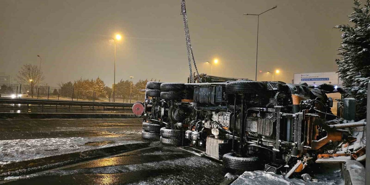 BEYLİKDÜZÜ’NDE KAR KÜREME ARACI DEVRİLDİ: 1 YARALI