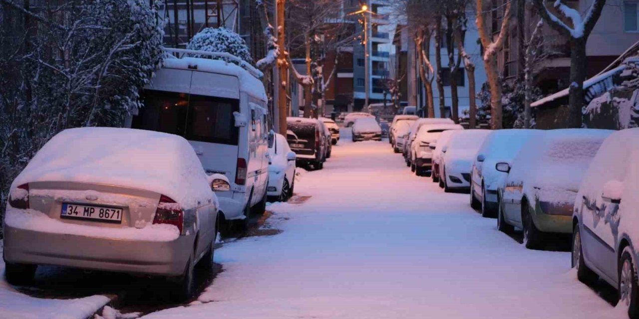 AVCILAR’DA YOĞUN YAĞIŞIN ARDINDAN VATANDAŞLAR, KARLA KAPLANAN ARABALARINI TEMİZLEDİ