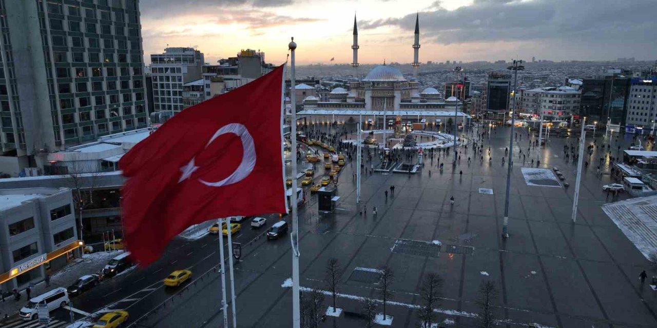 TAKSİM’DE KARTPOSTALLIK KARLI GÜN BATIMI