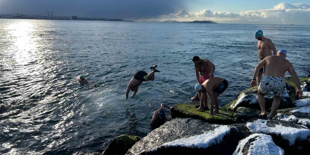 SARAYBURNU FATİHLERİ KARLI HAVAYA ALDIRIŞ ETMEDİ: BUZ GİBİ DENİZDE YÜZDÜ