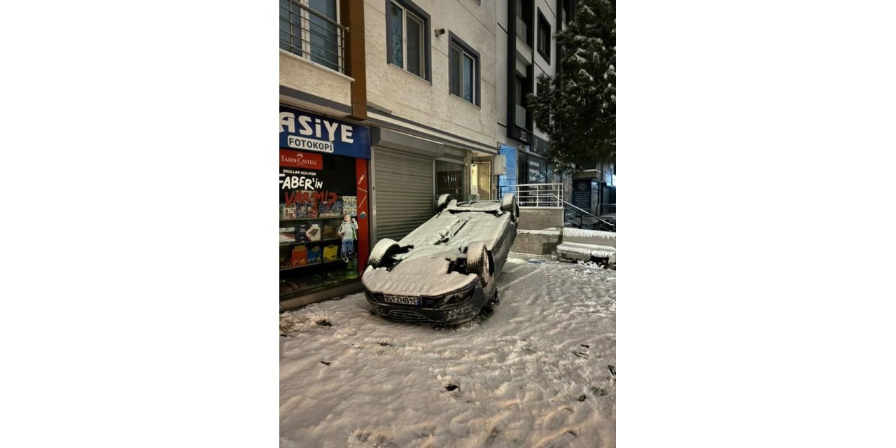 BEYLİKDÜZÜ’NDE KAR KÜREME KAMYONUNUN ÇARPTIĞI OTOMOBİL TERS DÖNDÜ