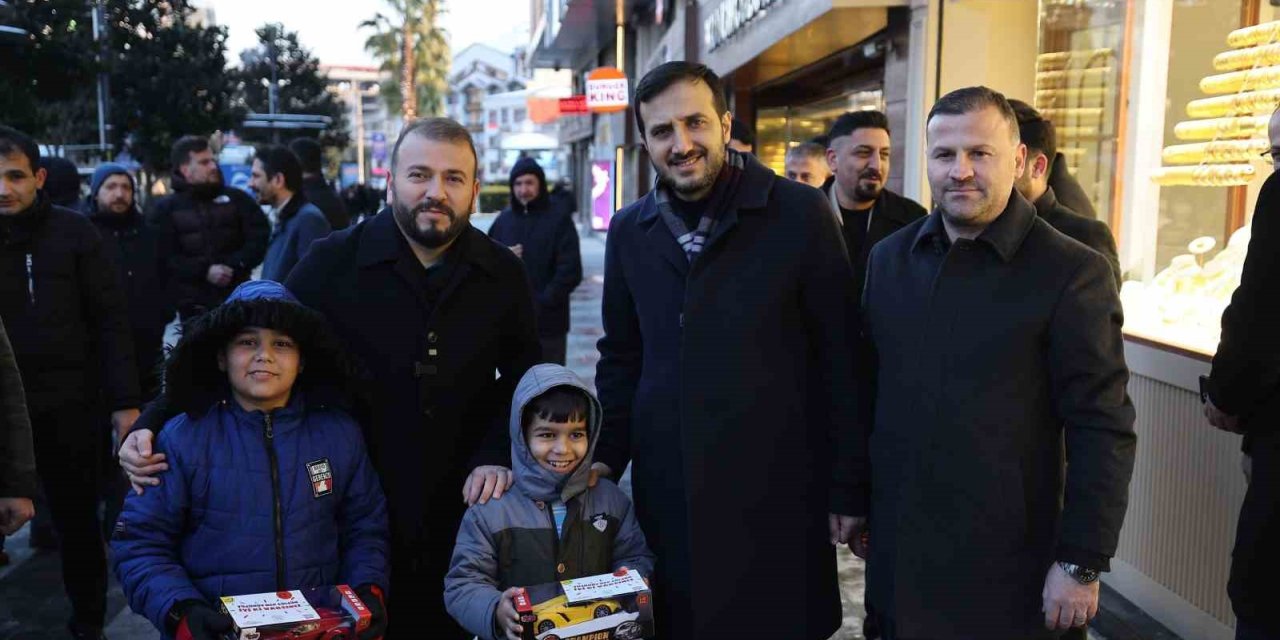 AK PARTİ İSTANBUL İL BAŞKANI ÖZDEMİR’E VATANDAŞTAN YOĞUN İLGİ