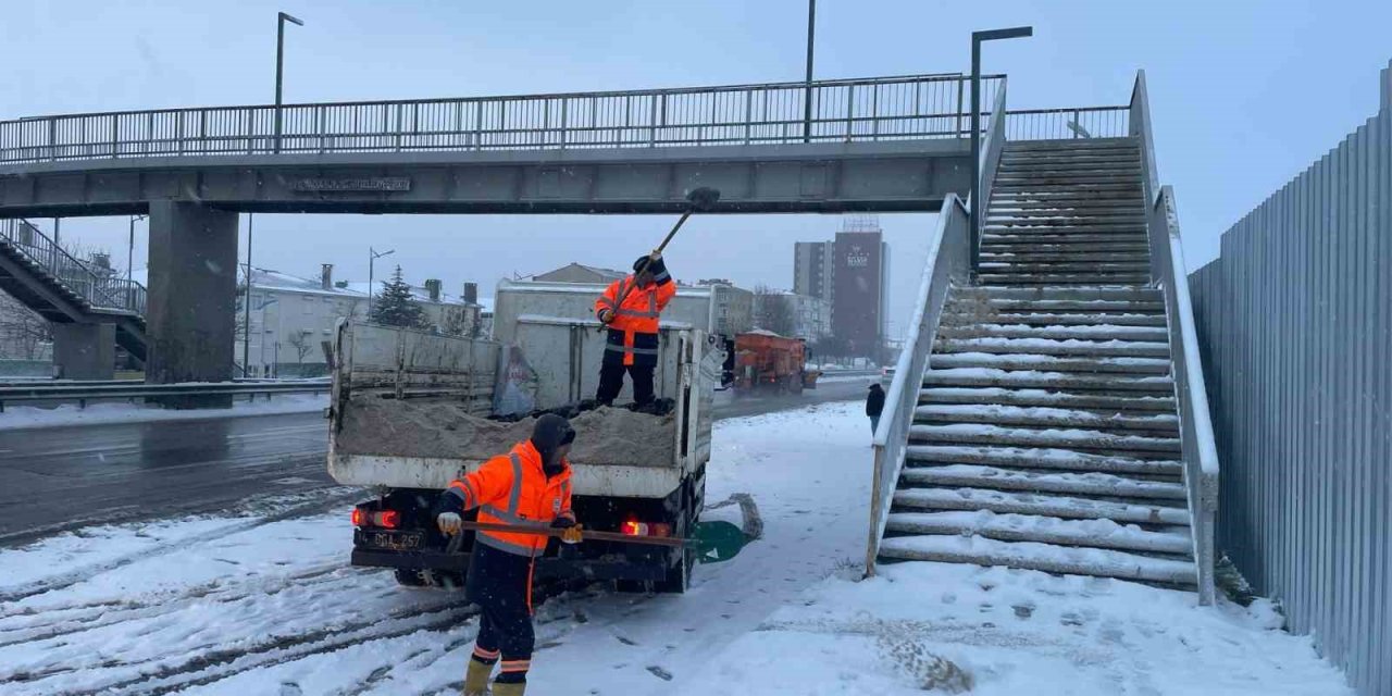 BÜYÜKÇEKMECE’DE KARLA MÜCADELE ÇALIŞMALARI ARALIKSIZ OLARAK SÜRÜYOR