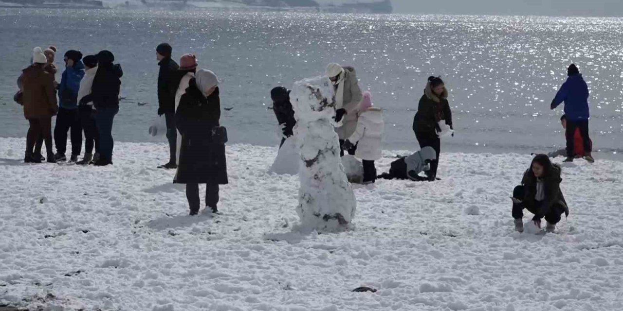 BÜYÜKÇEKMECE KARTPOSTALLARI ARATMAYAN GÖRÜNTÜLERE SAHNE OLDU