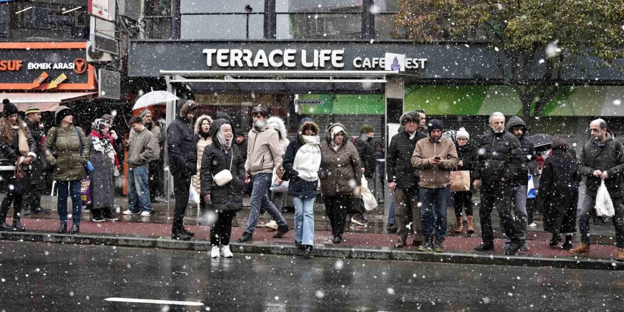 İSTANBUL’DA KAR YAĞIŞI ETKİSİNİ SÜRDÜRÜYOR