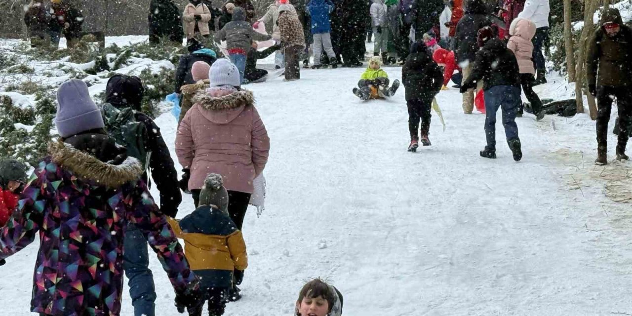 ÇOCUKLU AİLELER ATATÜRK KENT ORMANI’NA AKIN ETTİ: KAR TOPU OYNAYIP DOYASIYA EĞLENDİLER