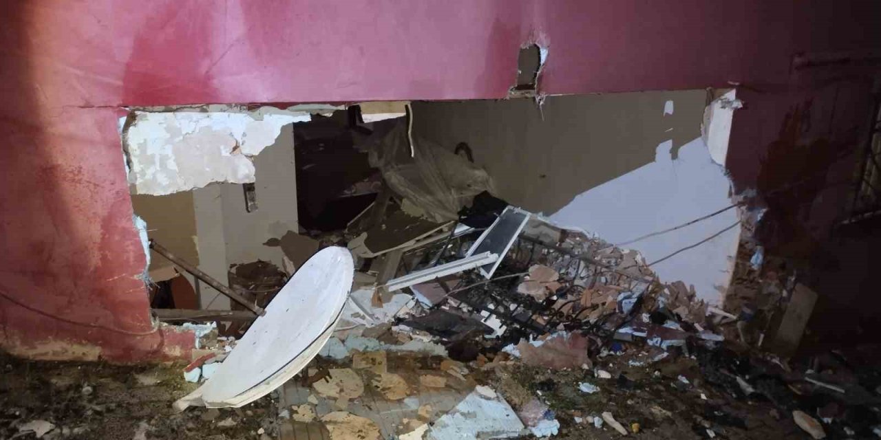 YOKUŞTA KAYAN OTOMOBİL TAKSİYE VE EVLERE ÇARPTI... FECİ KAZA KAMERADA