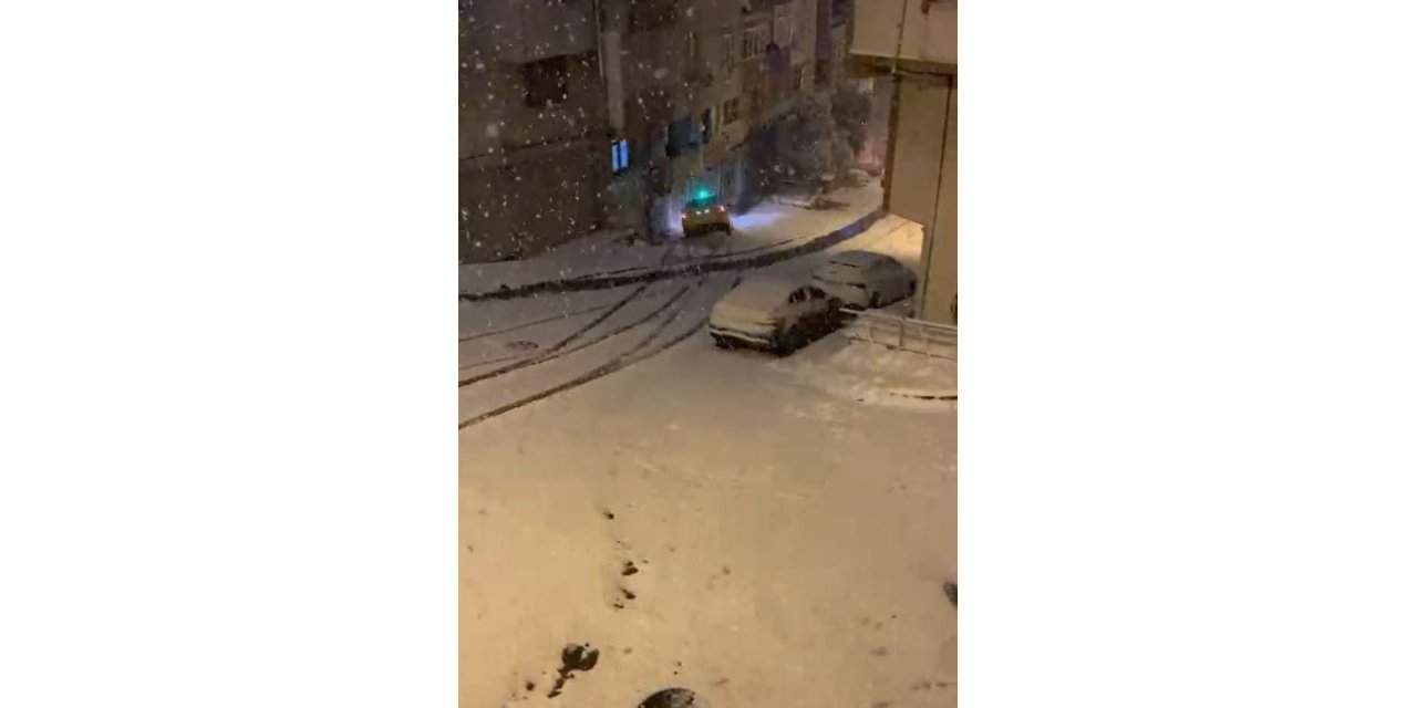 EYÜPSULTAN’DA KARDA KAYAN TAKSİ APARTMANIN ÖNÜNE DÜŞTÜ: O ANLAR KAMERADA