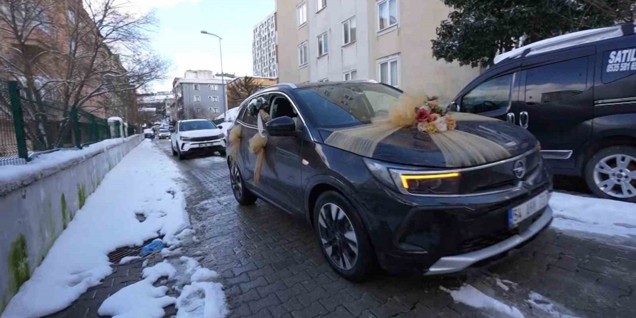 KARLA MÜCADELEDE MUTLU SON: DÜĞÜNLERİNE YETİŞMEYE ÇALIŞAN ÇİFT İÇİN SEFERBER OLDULAR