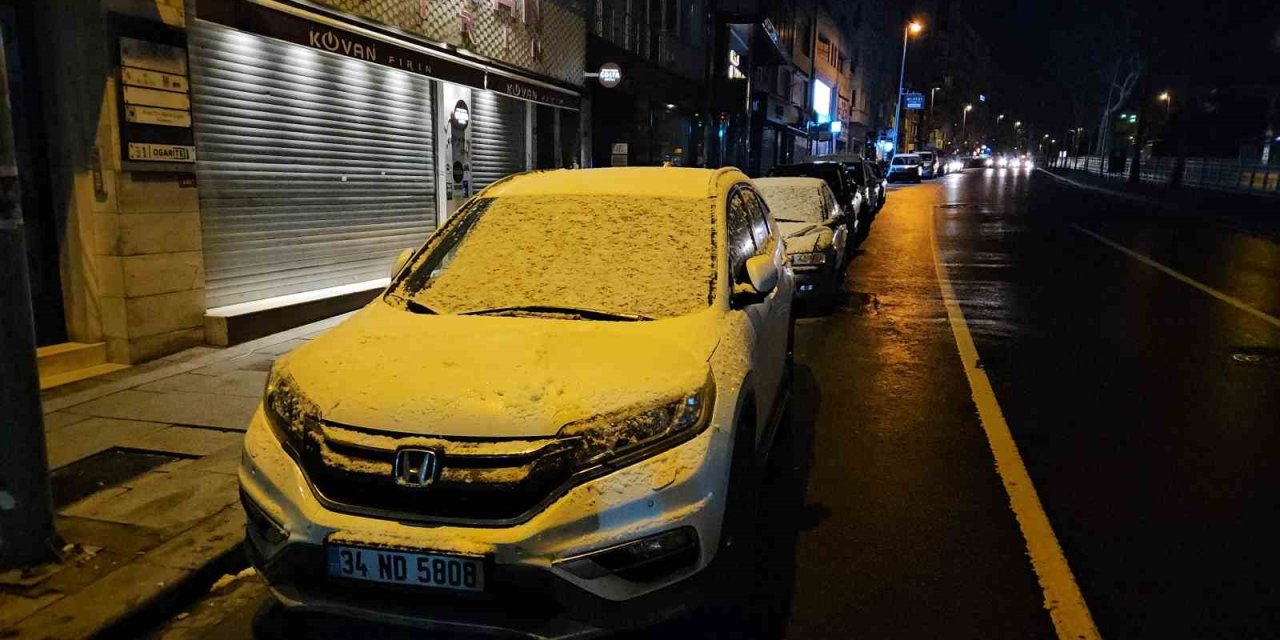 İSTANBUL’DA 5 GÜNDÜR ETKİLİ OLAN ALTAY KAR FIRTINASI YERİNİ BUZLANMAYA BIRAKTI