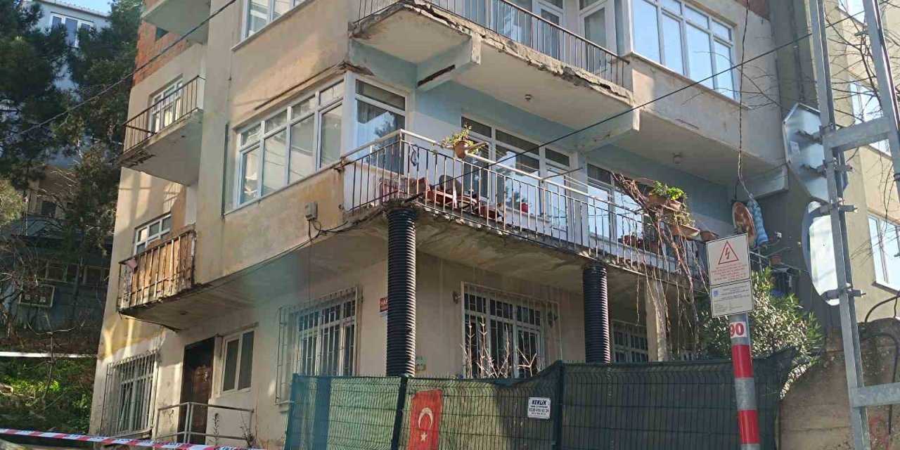 PENDİK’TE DUVARLARINDAN ÇATLAMA SESİ GELEN 3 KATLI BİNA TAHLİYE EDİLDİ