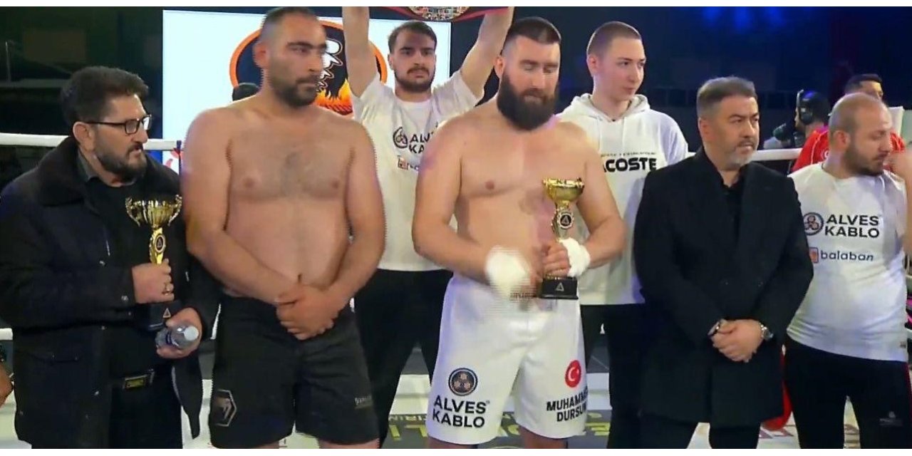 MUHAMMED DURSUN, ALTIN KEMERİ NAKAVTLA KAZANDI