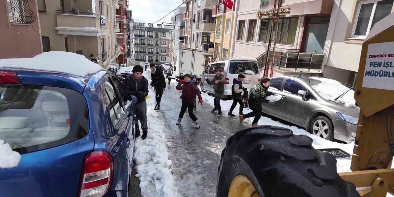 ÇEKMEKÖY’DE KAR KEYFİ: ÇOCUKLAR KAR KÜREME EKİPLERİNE ‘DUR’ DEDİ